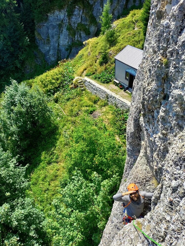 Fisura Întreruptă 4A, 5b (4c/4c+, A0) - prima lungime • 13.08.2022